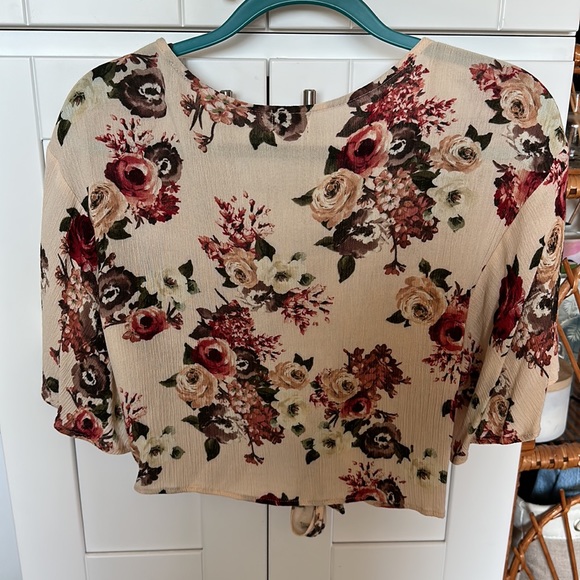 Cropped front tie floral top, very cute on. Light weight material, size M - Picture 3 of 3